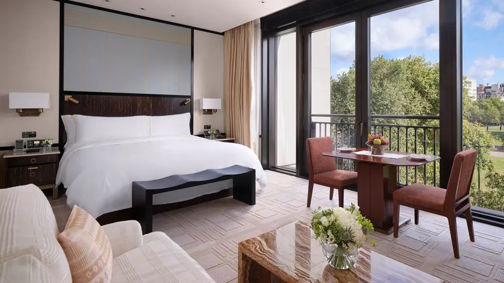 London Peninsula hotel room